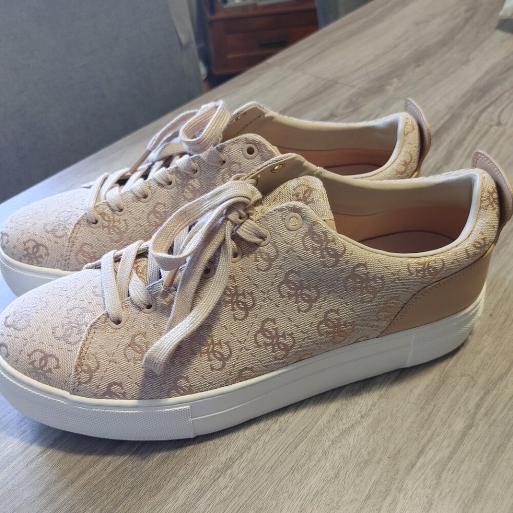 ✨ GUESS Women's Gwiaa6 Logo Platform Sneaker – Size 11W ✨